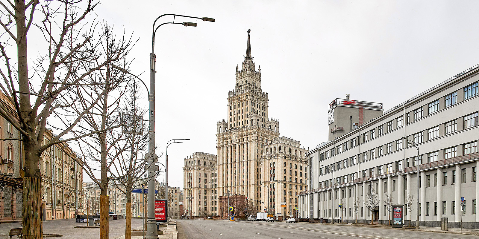 Город выставит на торги помещение в высотке на площади Красные Ворота